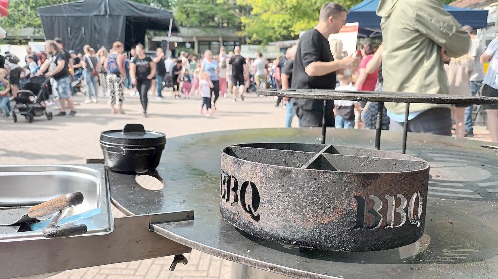 In Warsingsfehn wurde das erste BBQ-Event ausgerichtet. Hunderte Besucher kamen zum Rathaus nach Warsingsfehn. Foto: Voigt