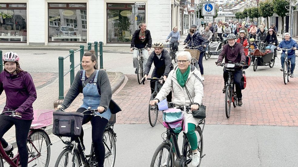 Abfahrt: Rund 100 Teilnehmer waren beim Korso über den Auricher Innenstadtring dabei. Foto: Holger Janssen