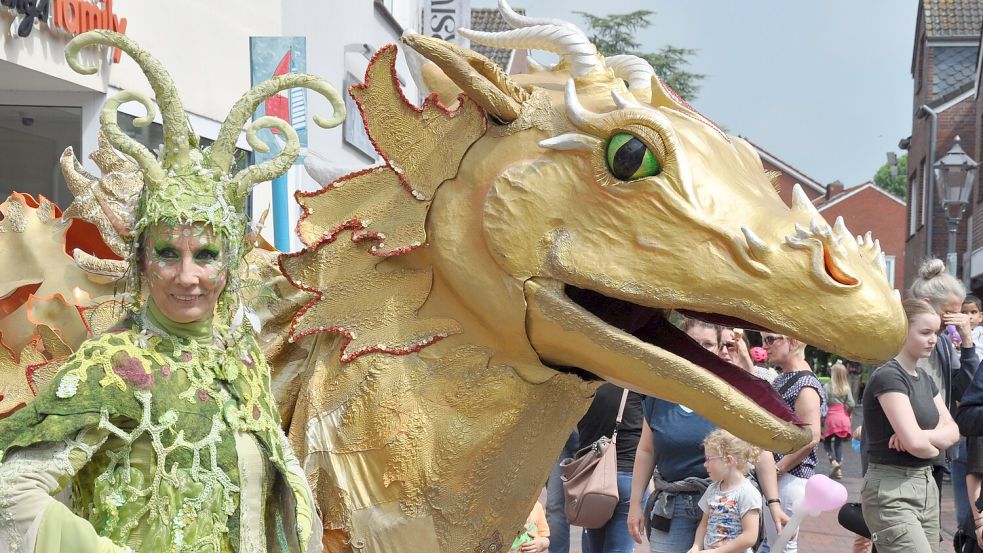 Der „Goldene Drache“ kam in Begleitung einer zauberhaften Fee und stellte das Publikum vor Rätsel. So galt es beispielsweise, Worträtsel zu lösen. Foto: Ullrich