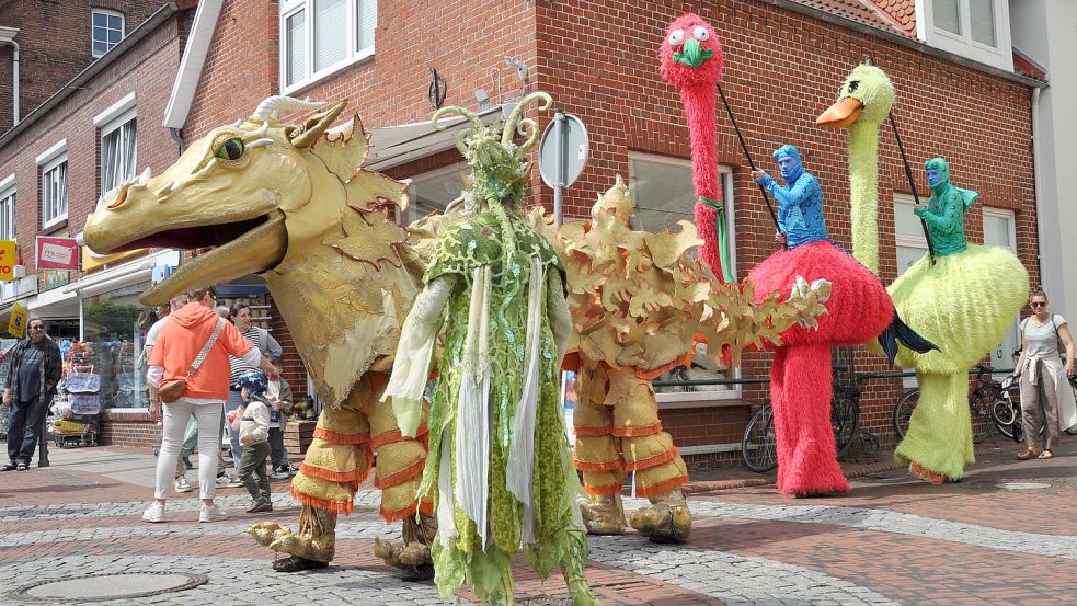 Der Drache war schon imposant, doch diese beiden „Schrägen Vögel“ überragten ihn noch um Längen. Foto: Ullrich