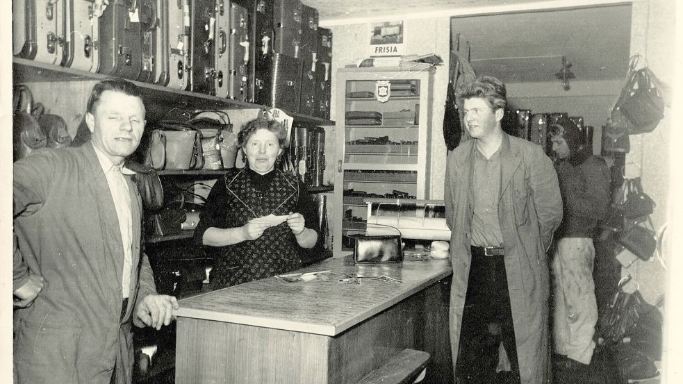 Ein Bild aus vergangenen Zeiten (von links): Menno Hicken, Frieda und Lübbo Hicken. Foto: Privat
