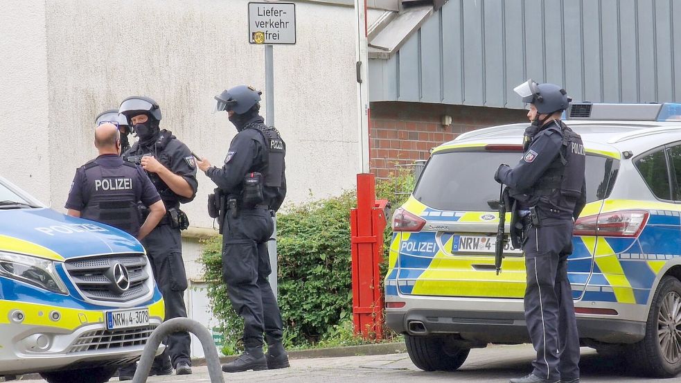 Einsatzkräfte der Polizei am 1. Juni in Hagen im Einsatz. Foto: Justin Brosch/dpa