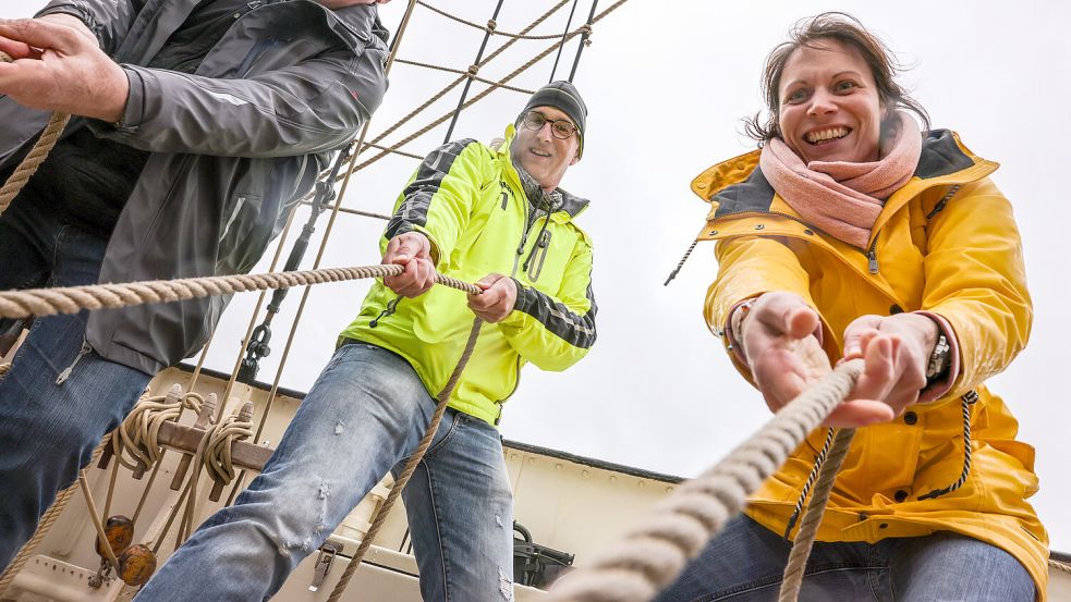 Ansgar Mitze (links) und Birte Siemes kommen zwar nicht von der Küste, Geschick an den Tauen bewiesen sie bei der Ausfahrt der „Gulden Leeuw“ aber dennoch. Foto: Hock