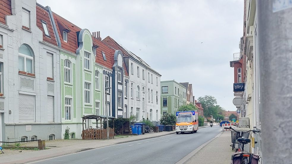 Die Eggenastraße, die für den Verkehr vom Krankenhaus wichtig ist, glich zuletzt einer Buckelpiste. Jetzt ist sie frisch saniert. Foto: Hanssen