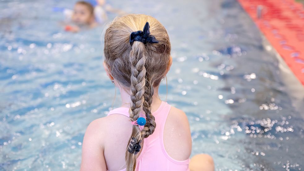 Wie schon in den Osterferien haben Kinder in Norden in den Sommerferien die Möglichkeit, Schwimmen zu lernen. Foto: DPA