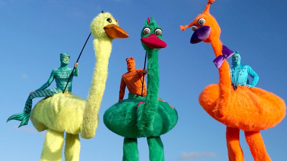 Einer der Walking Acts beim 12. Esenser Kleinkunstfestival sind diese knallbunten Vögel und ihre fischartigen Reiter. Foto: Stelzentheater Björn de Vil