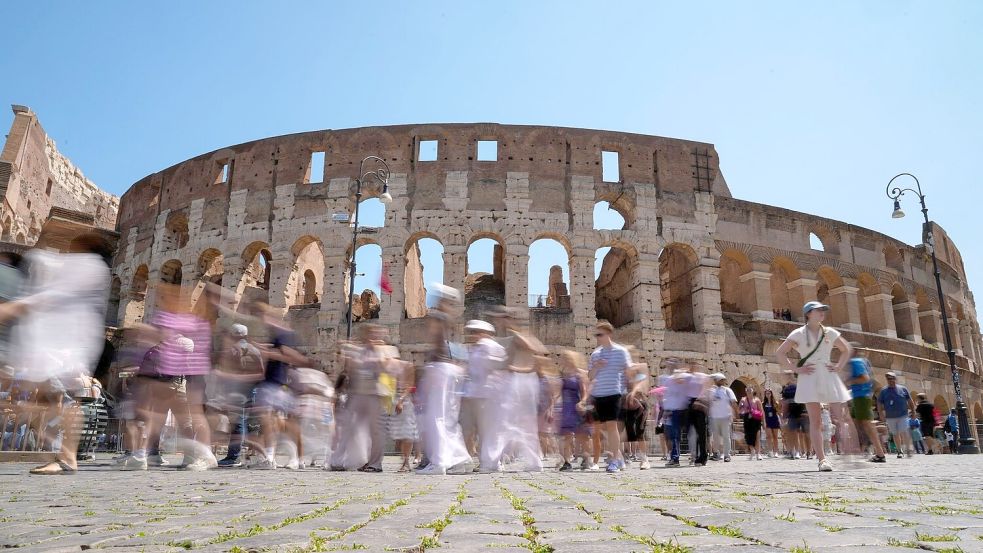 Beliebte Sehenswürdigkeit: Besucher am Kolosseum in Rom. Foto: Andrew Medichini/AP/dpa