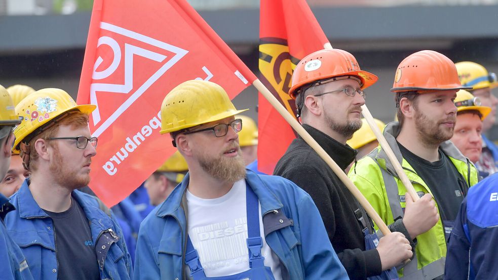 Ernste Mienen: Die Beschäftigten der Meyer-Werft in Papenburg fürchten um ihre Arbeitsplätze. Foto: Ortgies