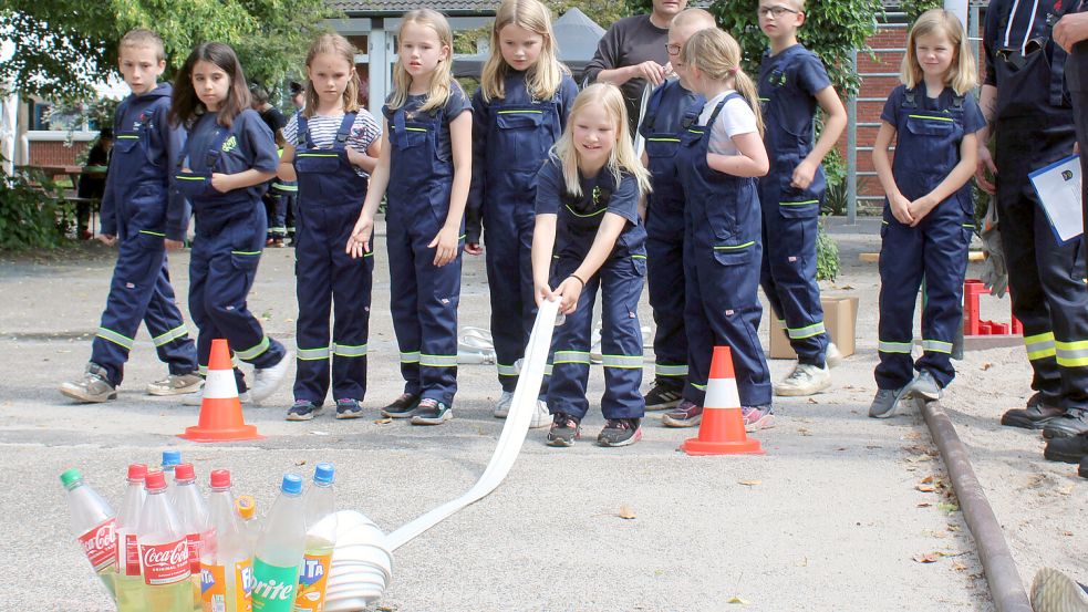 Viel Spaß hatten die Mitglieder der Rheiderländer Kinderfeuerwehren beim Schlauchkegeln. Fotos: privat