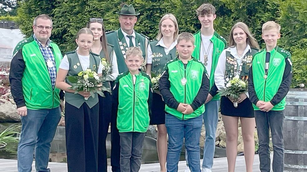 Das Foto zeigt das neue Königshaus in Aurich-Oldendorf (von links): Passivkönig Heiko Janßen, Minikönigin Ayla Arslan, Juniorenkönigin Lea Menssen, Schützenkönig Uwe Roßmüller, Mini-Adjutant Jendrik de Vries, Adjutantin des Königs Ria Roßmüller, Schülerkönig Lennert Weber, Jugendkönig Fynn Zimmermann, Jugend-Adjutantin Carmen Hartmann und Schüler-Adjutant Julian Gerdes. Foto: privat