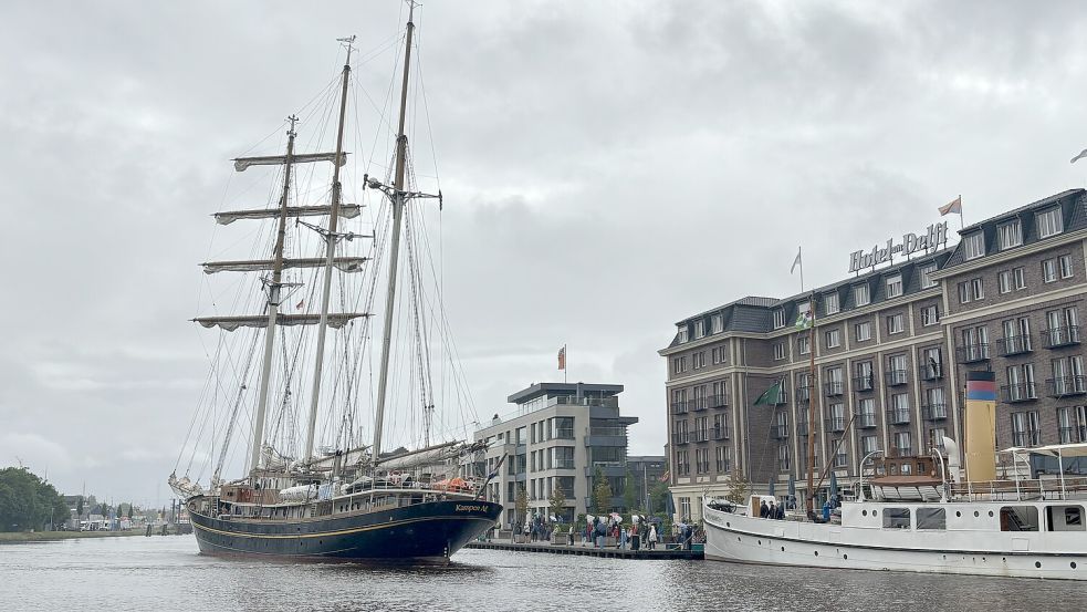 Die „Gulden Leeuw“ hatte am Donnerstag, 30. Mai 2024, zu den Emder Matjestagen das erste Mal im Alten Binnenhafen festgemacht. Foto: Weiden