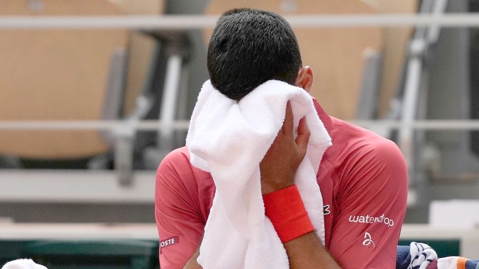 Kann nicht zu seinem Viertelfinale in Paris antreten: Novak Djokovic. Foto: Thibault Camus/AP/dpa
