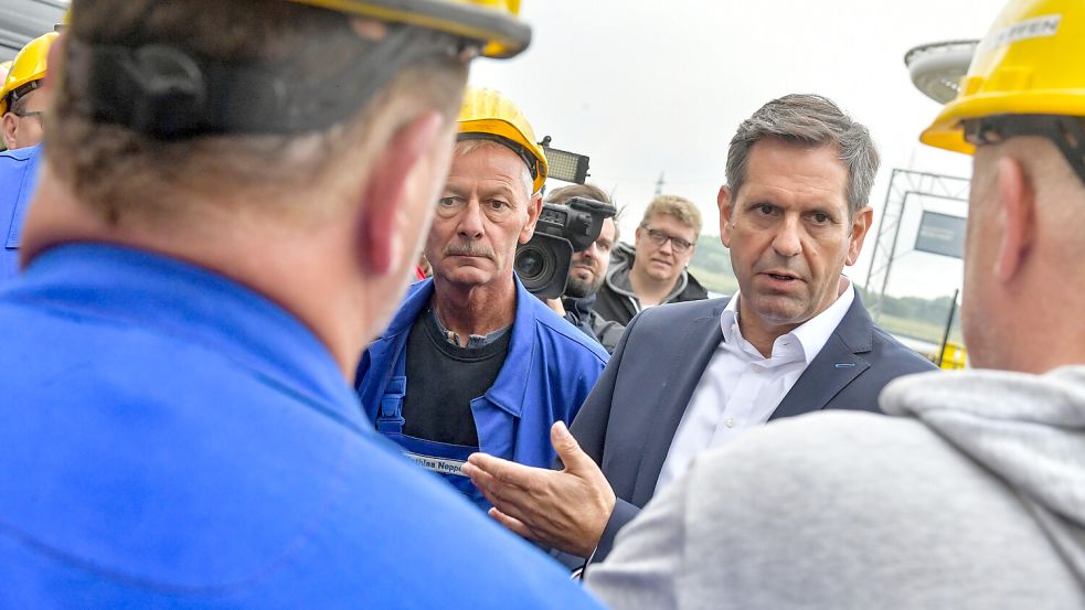 Niedersachsens Wirtschaftsminister Olaf Lies (SPD) suchte am Dienstagmorgen in Papenburg den Kontakt zu den Beschäftigten der Meyer-Werft. Foto: Ortgies