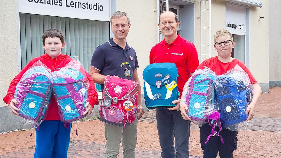 Die Schulranzen wurden vom Jugendhilfswerk Wittmund gleich nach Erhalt weitergegeben, unter anderem an die Finkenburgschule. Über den Besuch von Jurij Ils (Dritter von links) freuten sich Schulleiter Sebastian Schneemelcher (Zweiter von links) und die Schüler Yegor Levshenko (links) und Mick Mellerke (rechts). Foto: privat