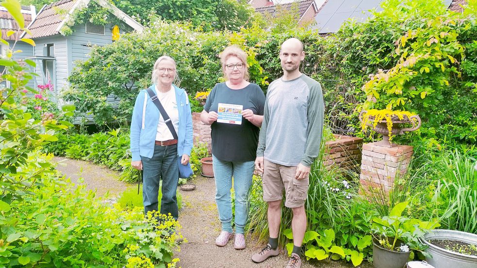 Agnes Ratering (links) und Jan Berends (rechts) zeichneten Hobbygärtnerin Marion Kolthoff aus Bunde mit der Plakette „Naturnaher und Insektenfreundlicher Garten“ aus. Foto: privat