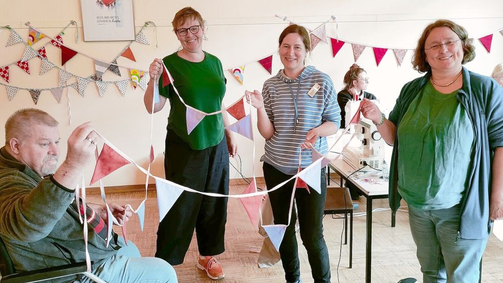 Fleißige Helfer beim Nähen der Wimpelketten (von links): Dietmar Hinrichs, Andrea Akkermann, Nicole Poets, Constanze Conradi und Sabine Semken. Foto: privat