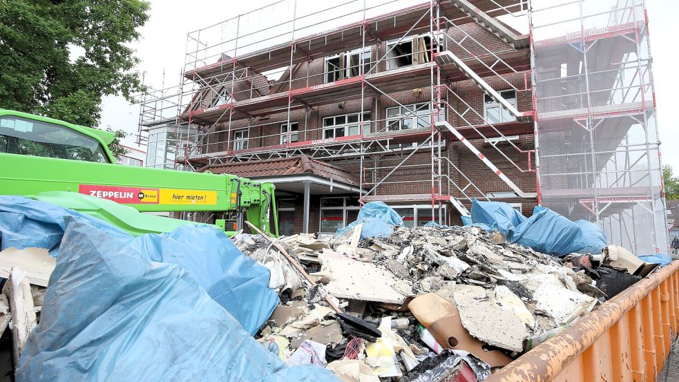 Nach dem Brand im ehemaligen Fehn-Hotel laufen die Aufräumarbeiten. Laut Eigentümer Dominik Korporal ist noch nicht absehbar, wie lange sie dauern. Foto: Böning