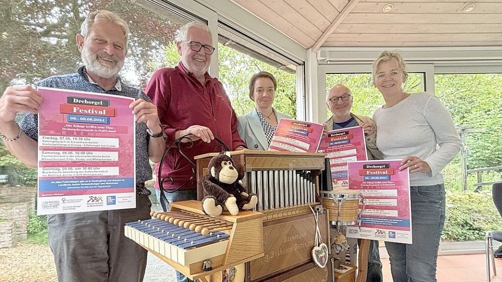 Heinz-Wilhelm Schnieders (von links) und Uwe Siemens gehören zu den Drehorgelmusikern, die auf dem Auricher Festival unter der Schirmherrschaft der Landtagsabgeordneten Saskia Buschmann (CDU) sowie mit Unterstützung des Vereins Aurich zeigt Gesicht um Jörg Köhler und des Europahauses mit seiner Leiterin Heike Pilk zeigen werden, was in Drehorgeln steckt. Foto: Karin Böhmer