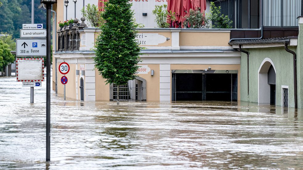 Hochwasser in Bayern (Passau): Nach wie vor sind nur etwa die Hälfte der Gebäude in Deutschland gegen Elementarrisiken versichert. Kann eine Pflichtversicherung Abhilfe schaffen? Foto: dpa/Armin Weigel