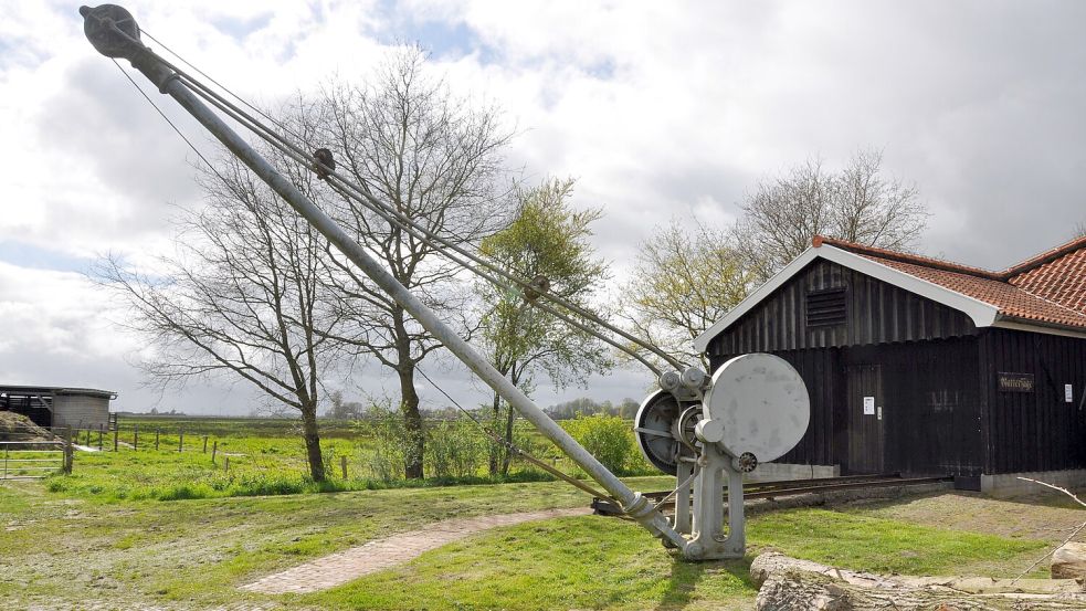 Heute gibt es einen Kran vor der Gattersäge, mit dem die Ehrenamtlichen die Stämme in Position bringen können. Früher musste der Sägemeister das alles mit Muskelkraft machen. Foto: Ullrich