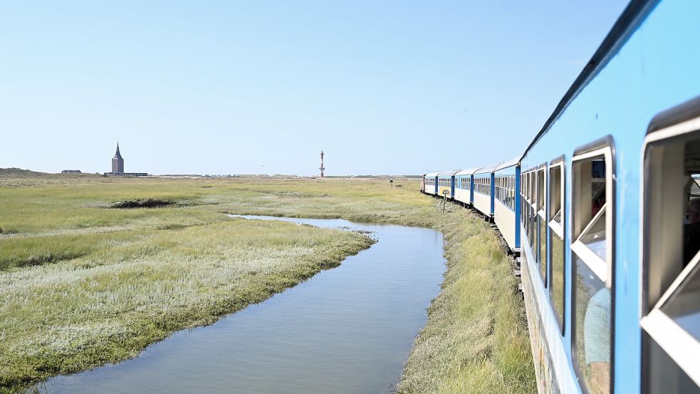 Die Inselbahn auf Wangerooge bringt normalerweise Urlauber von der Fähre zum Bahnhof. Foto: Lars Penning/dpa