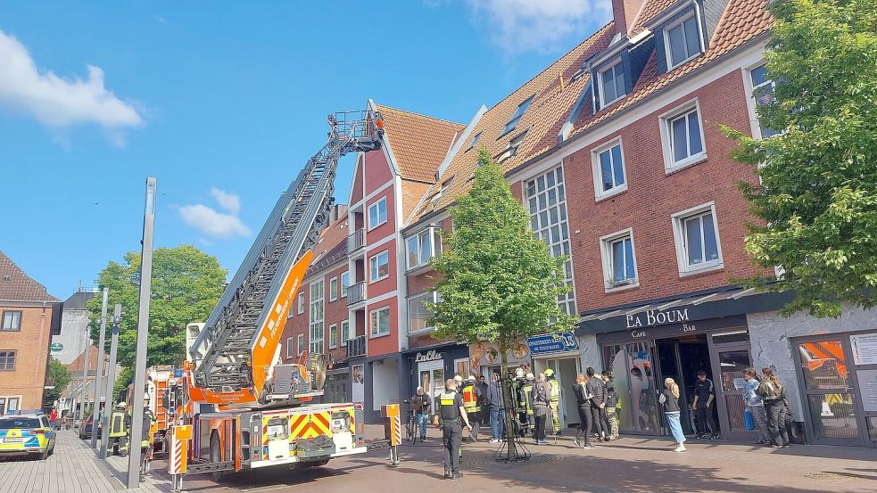 Rund 30 Einsatzkräfte der Feuerwehr waren auf den Neuen Markt gekommen. Fotos: Hanssen