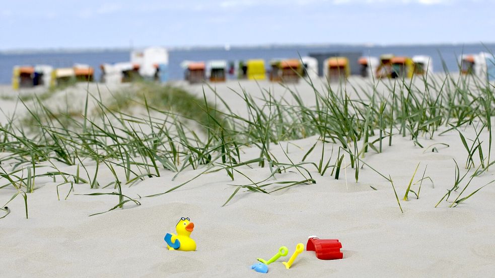 Ab an den Strand in Norddeich? Spaziergänge sind trotz der trüben Wetteraussichten sicher möglich. Wer ein Bad in der Sonne nehmen möchte, muss sich dagegen noch gedulden. Foto: Archiv