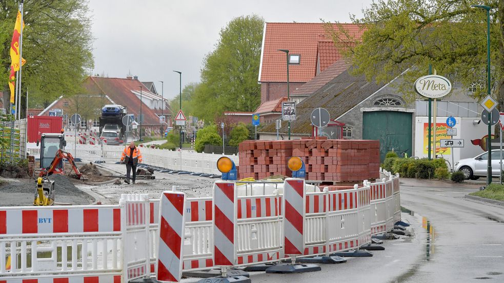 In Hesel wird während des Sommers an der Ortsdurchfahrt gearbeitet. In Richtung Leer kann einspurig gefahren werden. Foto: Ortgies/Archiv