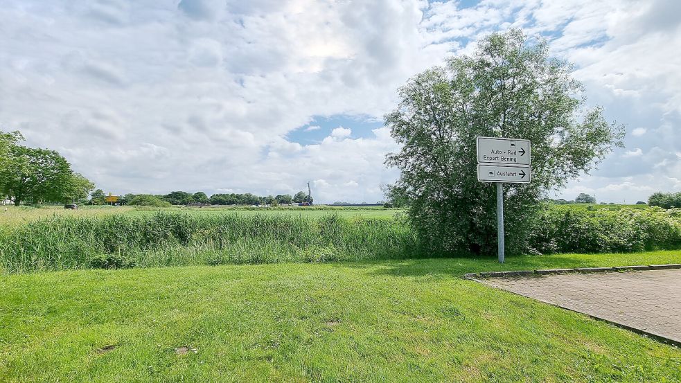 Auf der Wiese zwischen Multi Süd und der Ledabrücke soll ein neues Gewerbegebiet entstehen. Foto: Bothe