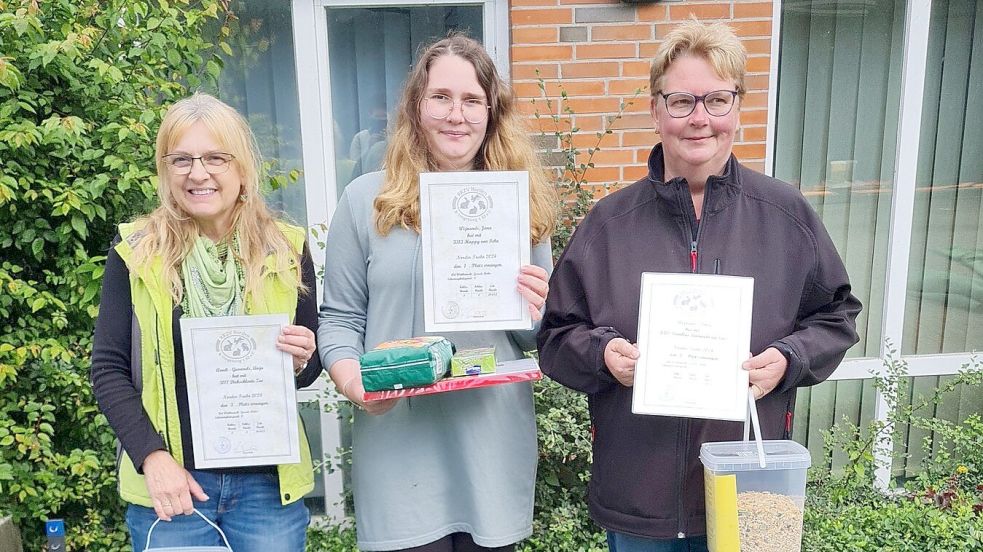 In Norden erfolgreich: Die drei Erstplatzierten in der Leichten Klasse bei den Erwachsenen sind (von links) Anja Arndt-Gummels aus Norden sowie Jana Wijnands und Petra Wijnands, beide aus Westoverledingen. Foto: privat