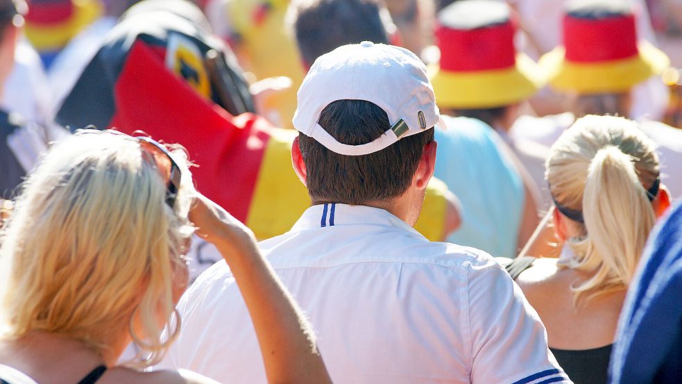 Das Bundesamt für Strahlenschutz setzt sich für mehr Sonnenschutz während der Fußball-EM ein – und verteilt gratis Sonnencreme an die Fans. Foto: IMAGO/Panthermedia