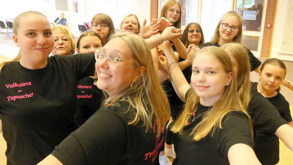 Eine für die Kamera abgewandelte Aufstellung für einen Hochzeitstanz. Die Choreografie hat die Gruppe selbst entwickelt. Foto: Böning