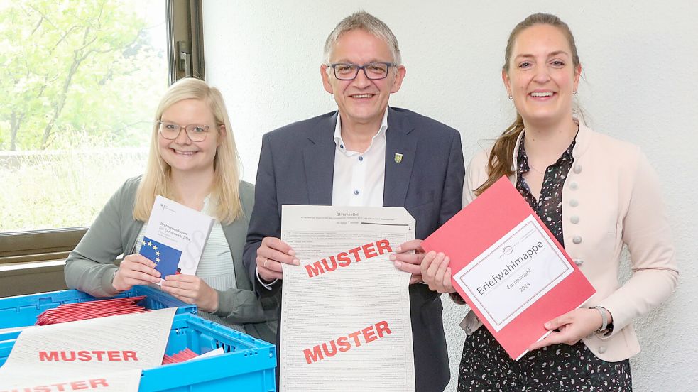 Vera Schoone (Wahlleitung, von links), Landrat Olaf Meinen und Kreiswahlleiterin Dagmar Flohr mit den Musterstimmzetteln für die Europawahl am Sonntag. Foto. Romuald Banik