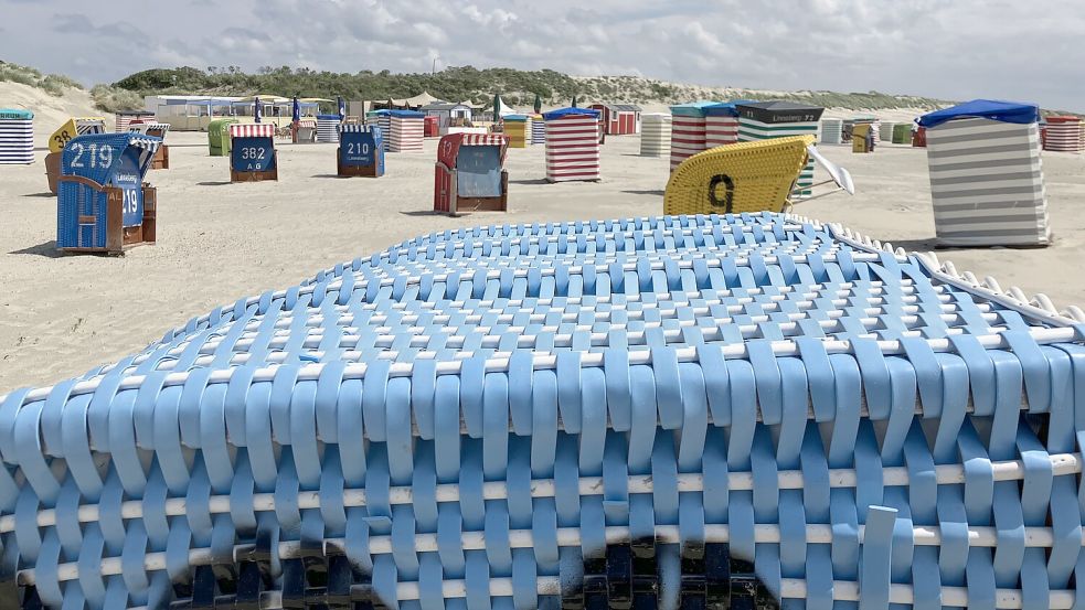 Auch am Südstrand prägen Strandkörbe und Strandzelte das Panorama. Foto: Ferber