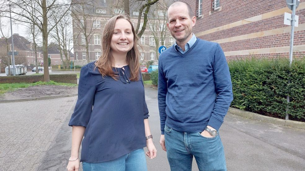 Ann-Cathrin Neumann, zuständig für das Klimafolgen-Anpassungsmanagement, und Klimaschutzmanager Jann Gerdes wollen Emden gemeinsam voranbringen. Foto: Hanssen/Archiv