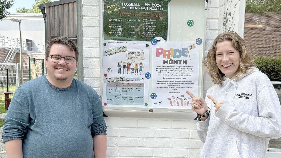 In einem ersten Schritt haben Vincent Diekmann und Tanja Manninga auch von außen sichtbar gemacht, was im Jugendhaus geboten wird. Foto: Rebecca Kresse