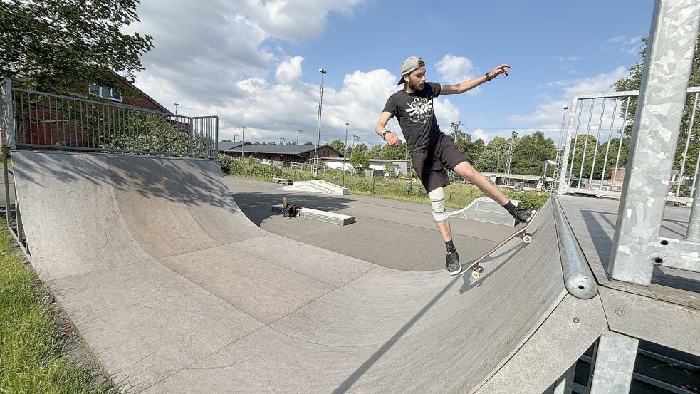 Björn Luitjens nutzt regelmäßig den Skaterplatz an der Sägemühlenstraße. Foto: Bothe