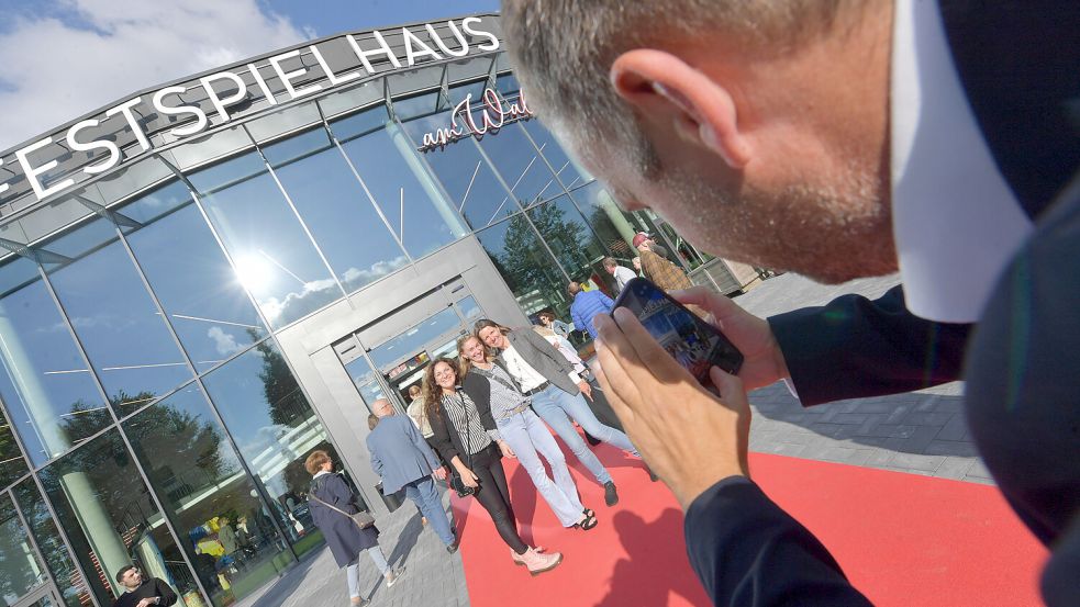 Erinnerungsfoto: Die Freundinnen Daniela Golz, Sarina Bretzler und Kathrin Ottink (von links) ließen sich auf dem roten Teppich vor dem Festspielhaus ablichten. Foto: Ortgies