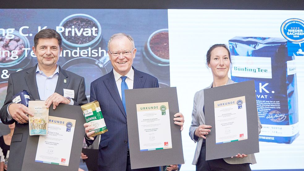 Heiko Lochner (links) und Marietta Klein nahmen die Urkunden von Ministerpräsident Stephan Weil entgegen. Fotos: Wyrwa/Marketing-Gesellschaft Niedersachsen