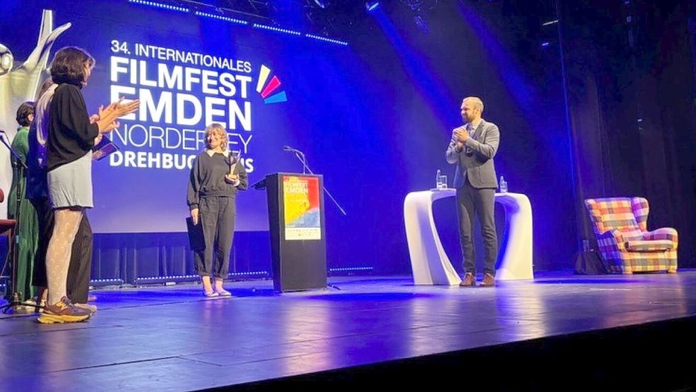 Der Drehbuchpreis ist am Freitagabend im Festspielhaus am Wall an Anne Thieme (Mitte) vergeben worden. Foto: Hanssen