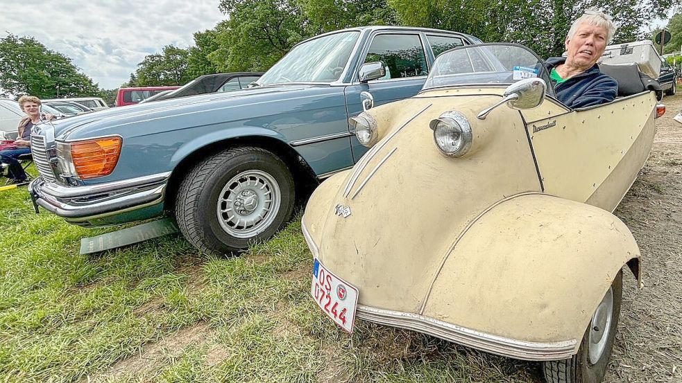 Ganz groß trifft ganz klein: Dieser Teilnehmer kam aus Osnabrück zum Bockhorner Oldtimermarkt. Foto: Ortgies