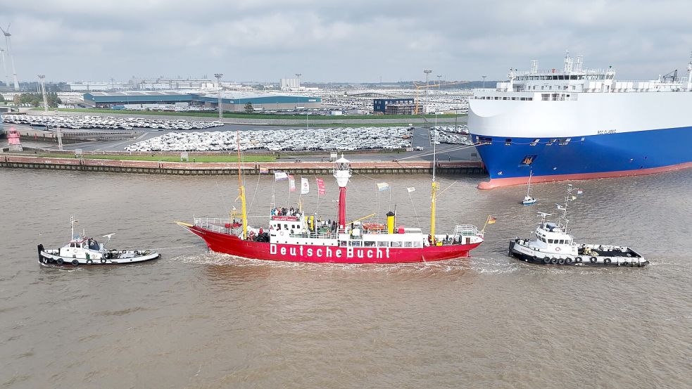 Das Feuerschiff „Amrumbank/Deutsche Bucht“ wird mit Hilfe von Schleppern auf die Nordsee gezogen. Auch am Mittwoch sind Schlepper auf dem Weg nach Delfzijl im Einsatz. Foto: Archiv