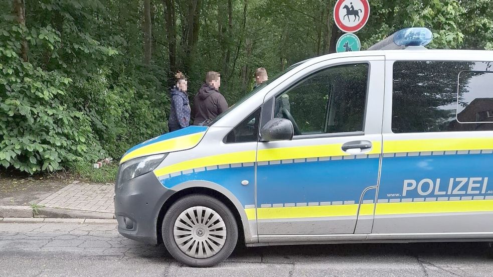 Niebüller Beamte vernehmen Passanten als mögliche Zeugen. Foto: Arndt Prenzel