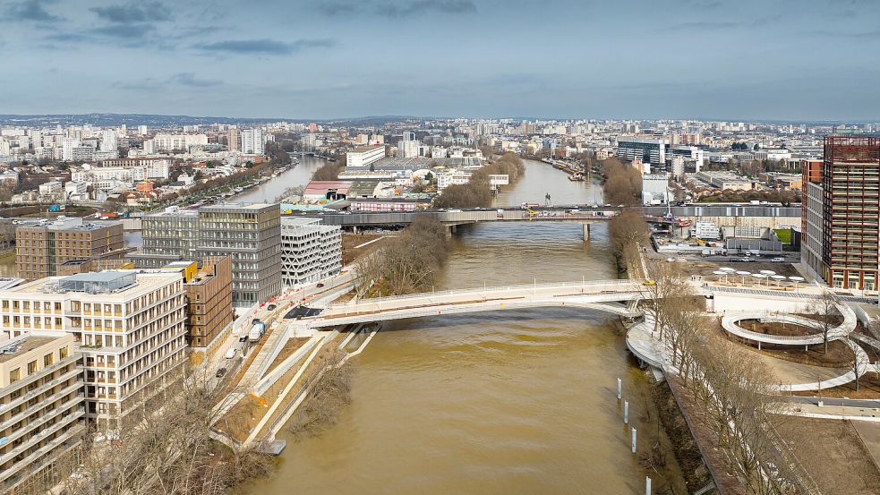 Teile des Athletendorfs für die Olympischen Spiele liegen direkt an der Seine. Foto: IMAGO/ABACAPRESS