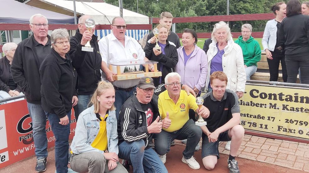 Willi Schunke (im weißen Hemd), führte die „Super Dickmanns“ zum Sieg. Das Foto zeigt die Teams, die sich die ersten drei Plätze bei der Ostfriesland-Meisterschaft im Murmeln erkämpften. Foto: privat