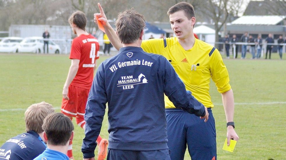 Auf Trainer und Betreuer kommen härtere Zeiten zu. Gelbe und Rote Karten können künftig auch längerfristige Folgen nach sich ziehen. Foto: Archiv