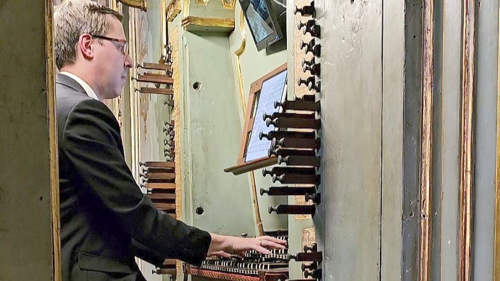 Johannes Geßner spielt an der Orgel in Malaga.