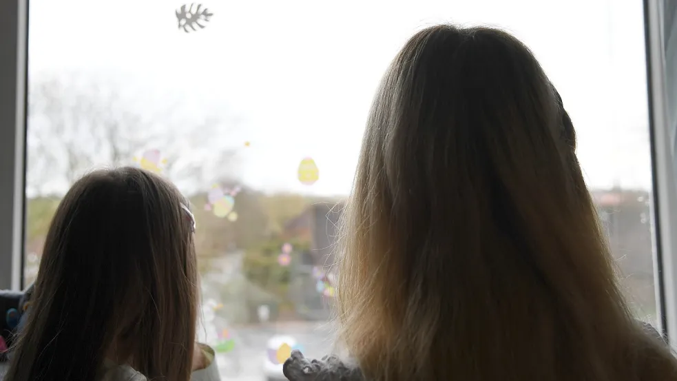 Bis August benötigen diese alleinerziehende Mutter aus Norden und ihre Tochter eine preisgünstigere Wohnung, sonst drohen ihnen neue Schulden. Archivfoto: Ellinger