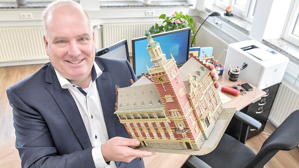 In Leer können Kinder und Jugendlichen den Bürgermeister Claus-Peter Horst im Rathaus besuchen. Bild: Ortgies