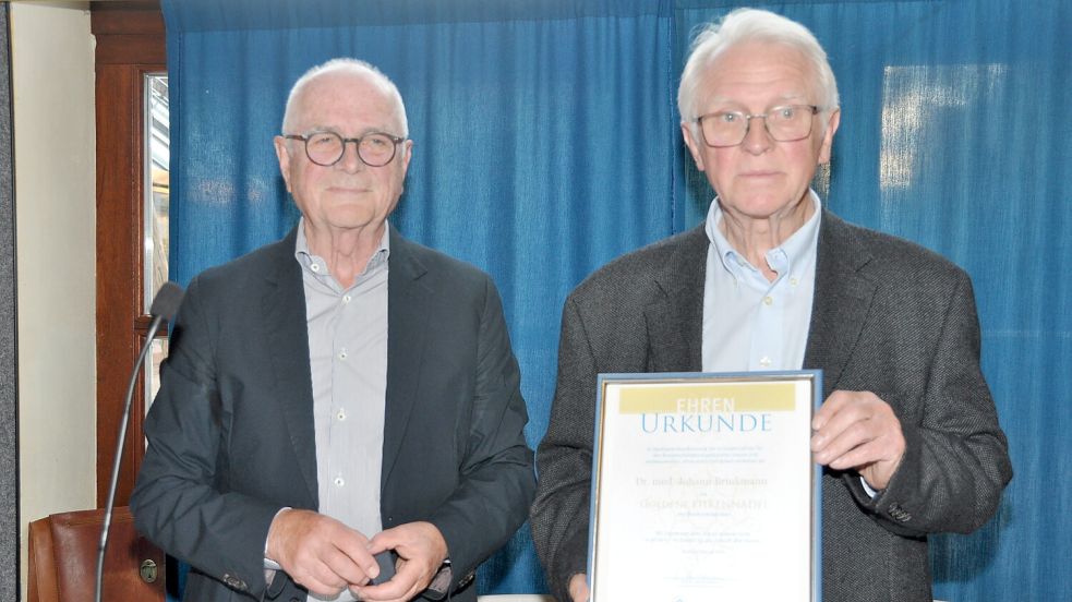 Dr. Michael Finke (links) überreichte dem neuen Ehrenmitglied des Kinderschutzbundes Leer, Dr. Johann Brinkmann, die Goldene Ehrennadel des Bundesverbandes Kinderschutzbund. Foto: Wolters